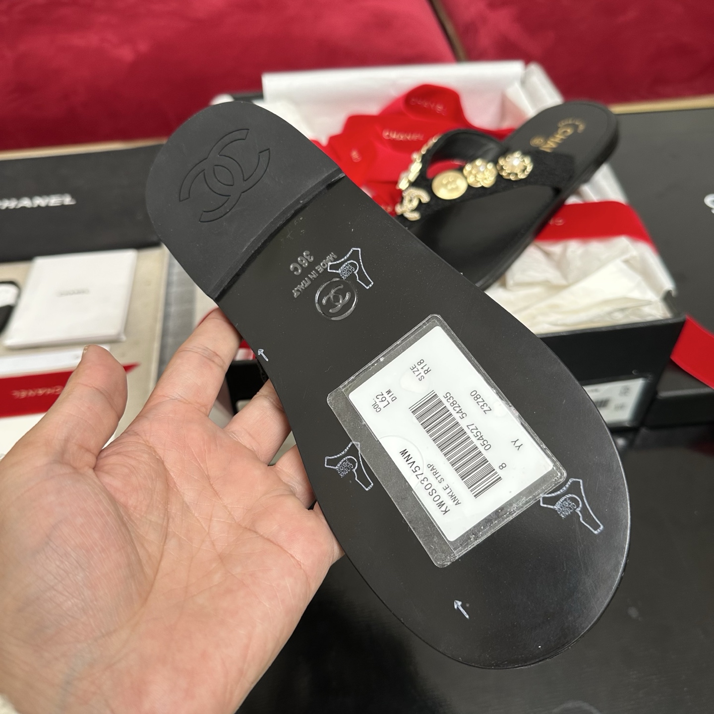 CHANEL 2025 SPRING-SUMMER Flats Slipper THONGS Lambskin & Metal Black CHANEL 2025 SPRING-SUMMER Flats Slipper THONGS Lambskin & Metal Black