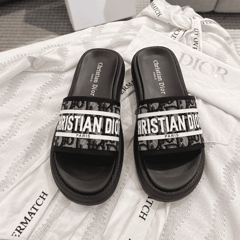CHRISTIAN DIOR  2025 SS New 3D Letter Slippers, a Must-Have for Beach Vacations