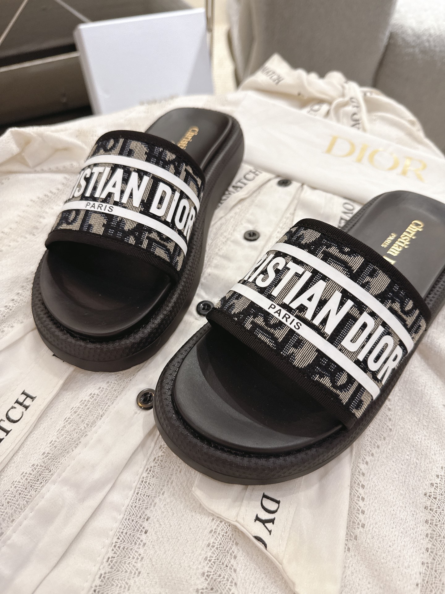 CHRISTIAN DIOR  2025 SS New 3D Letter Slippers, a Must-Have for Beach Vacations