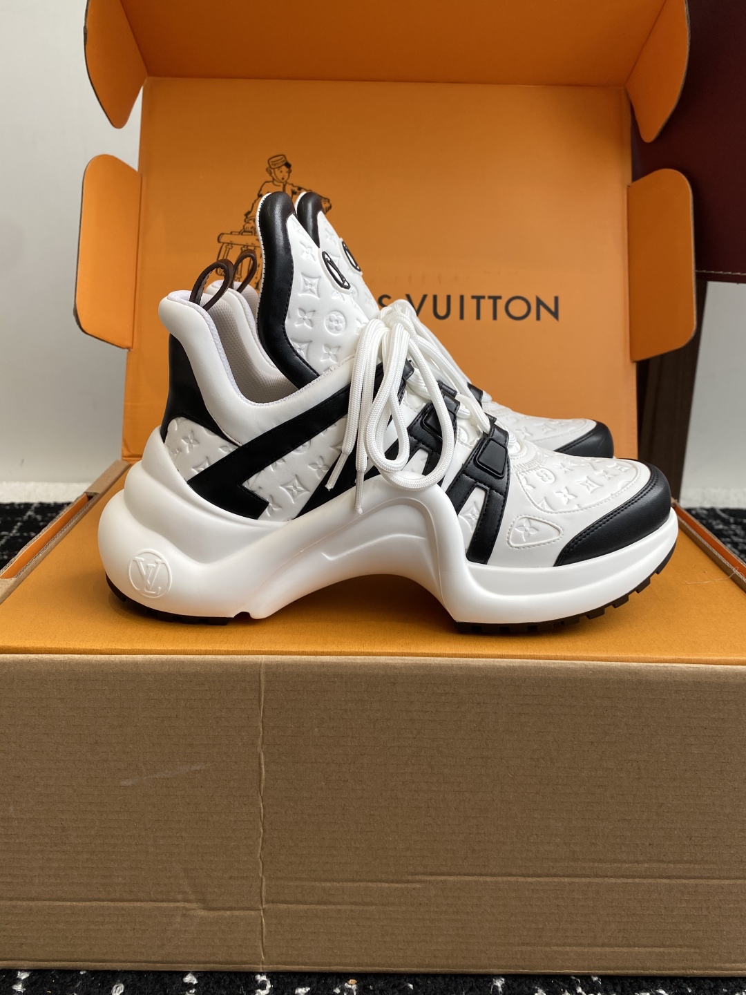 LOUIS VUITTON ARCHLIGHT SNEAKER IN WHITE MIX BLACK EMBOSSED CALFSKIN 101058