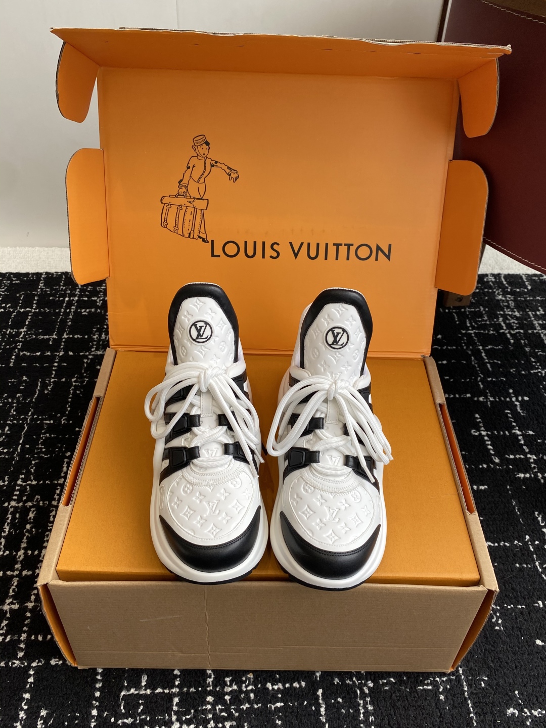 LOUIS VUITTON ARCHLIGHT SNEAKER IN WHITE MIX BLACK EMBOSSED CALFSKIN 101058