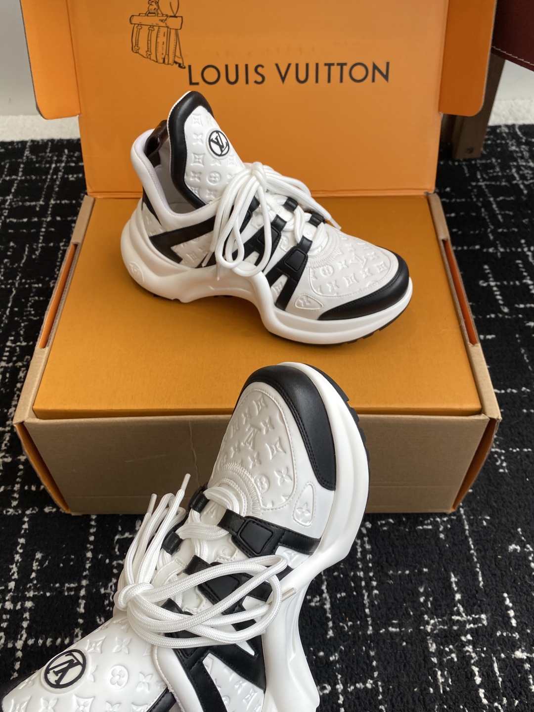LOUIS VUITTON ARCHLIGHT SNEAKER IN WHITE MIX BLACK EMBOSSED CALFSKIN 101058