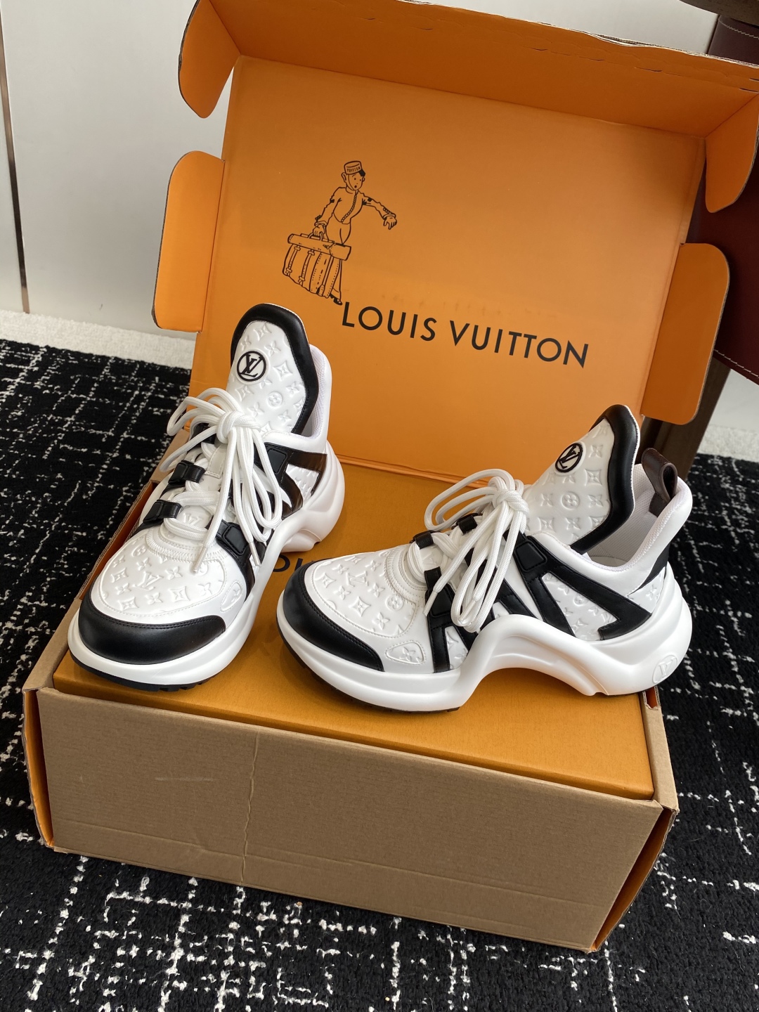 LOUIS VUITTON ARCHLIGHT SNEAKER IN WHITE MIX BLACK EMBOSSED CALFSKIN 101058