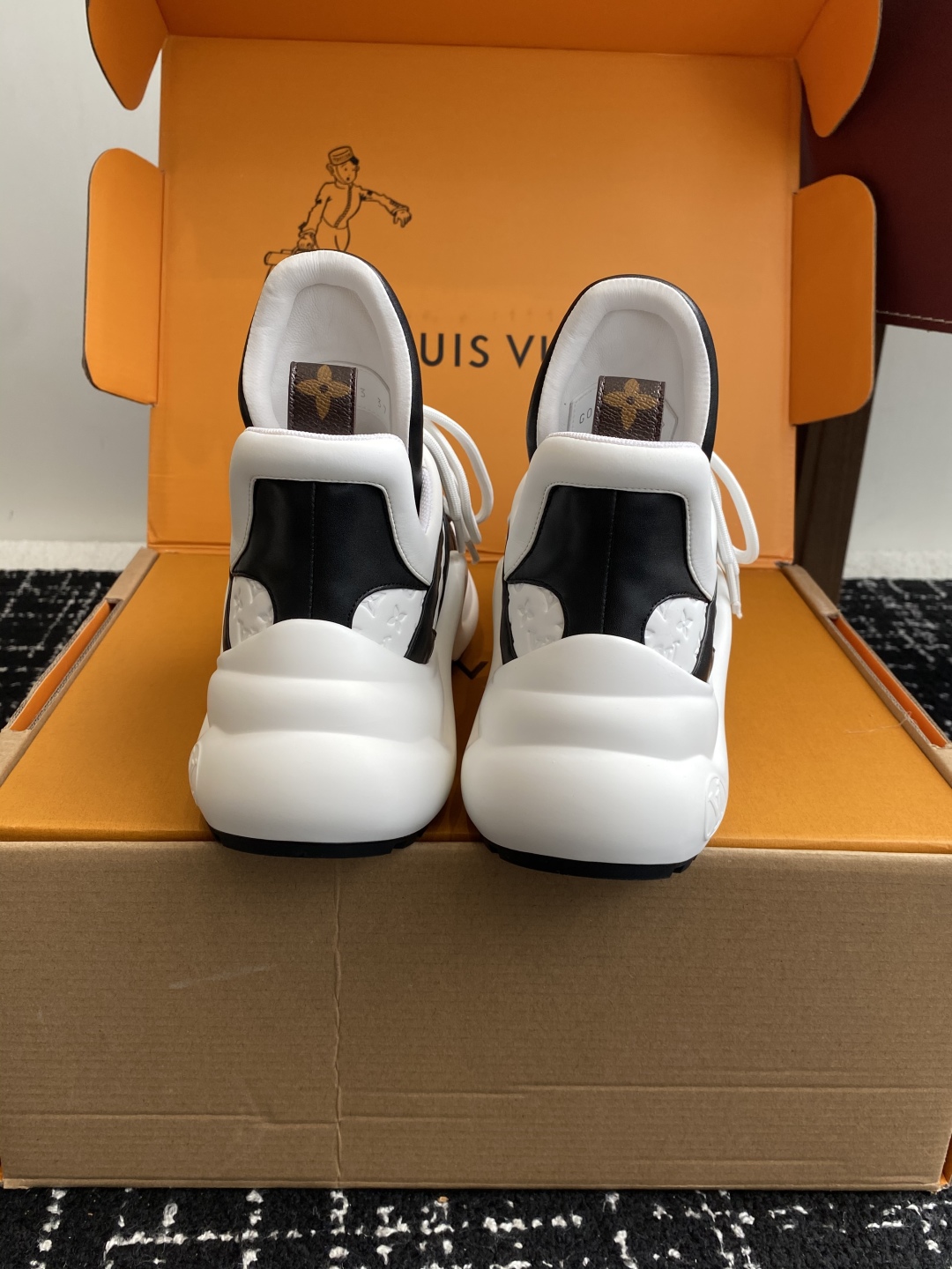 LOUIS VUITTON ARCHLIGHT SNEAKER IN WHITE MIX BLACK EMBOSSED CALFSKIN 101058