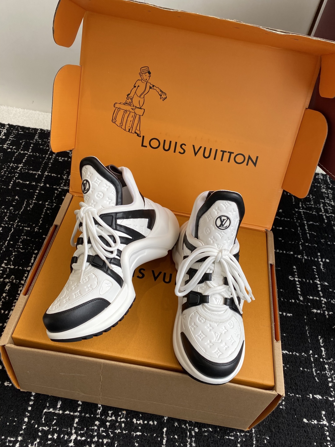LOUIS VUITTON ARCHLIGHT SNEAKER IN WHITE MIX BLACK EMBOSSED CALFSKIN 101058