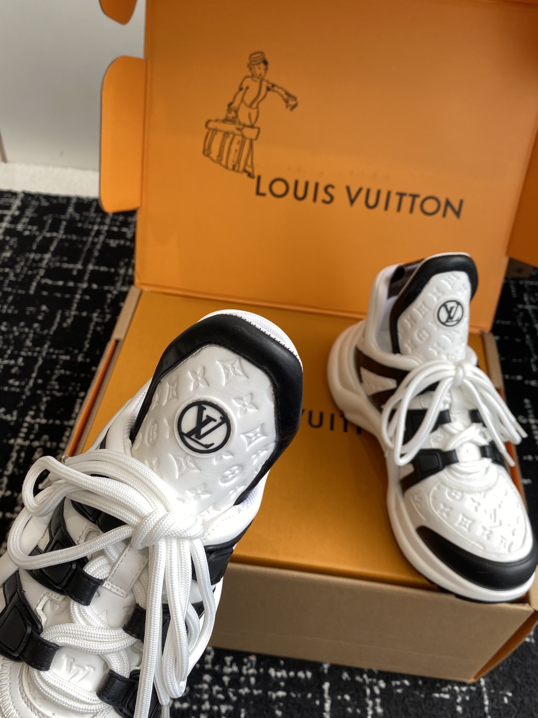 LOUIS VUITTON ARCHLIGHT SNEAKER IN WHITE MIX BLACK EMBOSSED CALFSKIN 101058