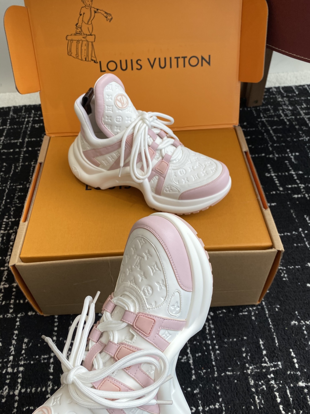 LOUIS VUITTON archlight sneaker pink/white