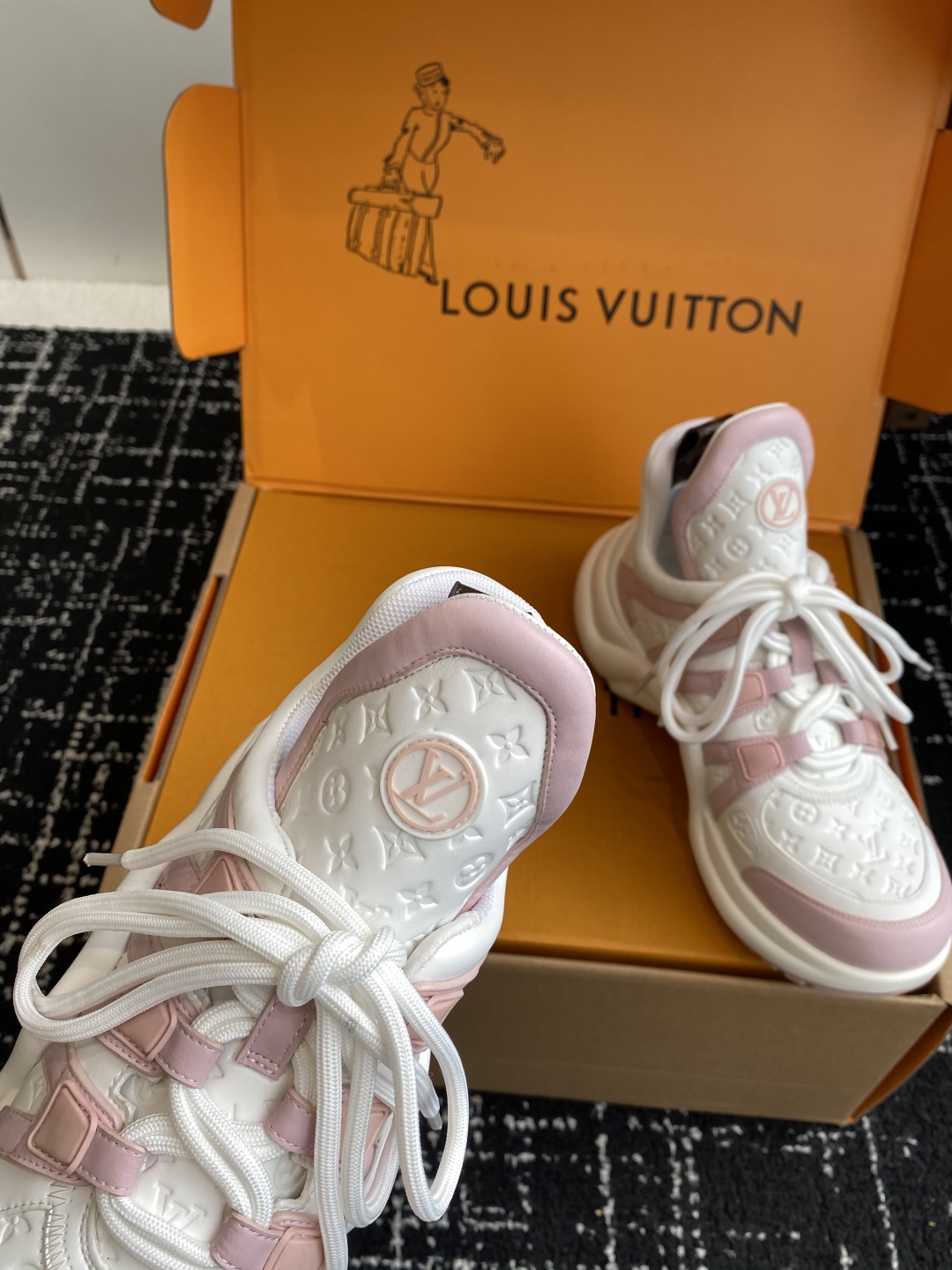 LOUIS VUITTON archlight sneaker pink/white