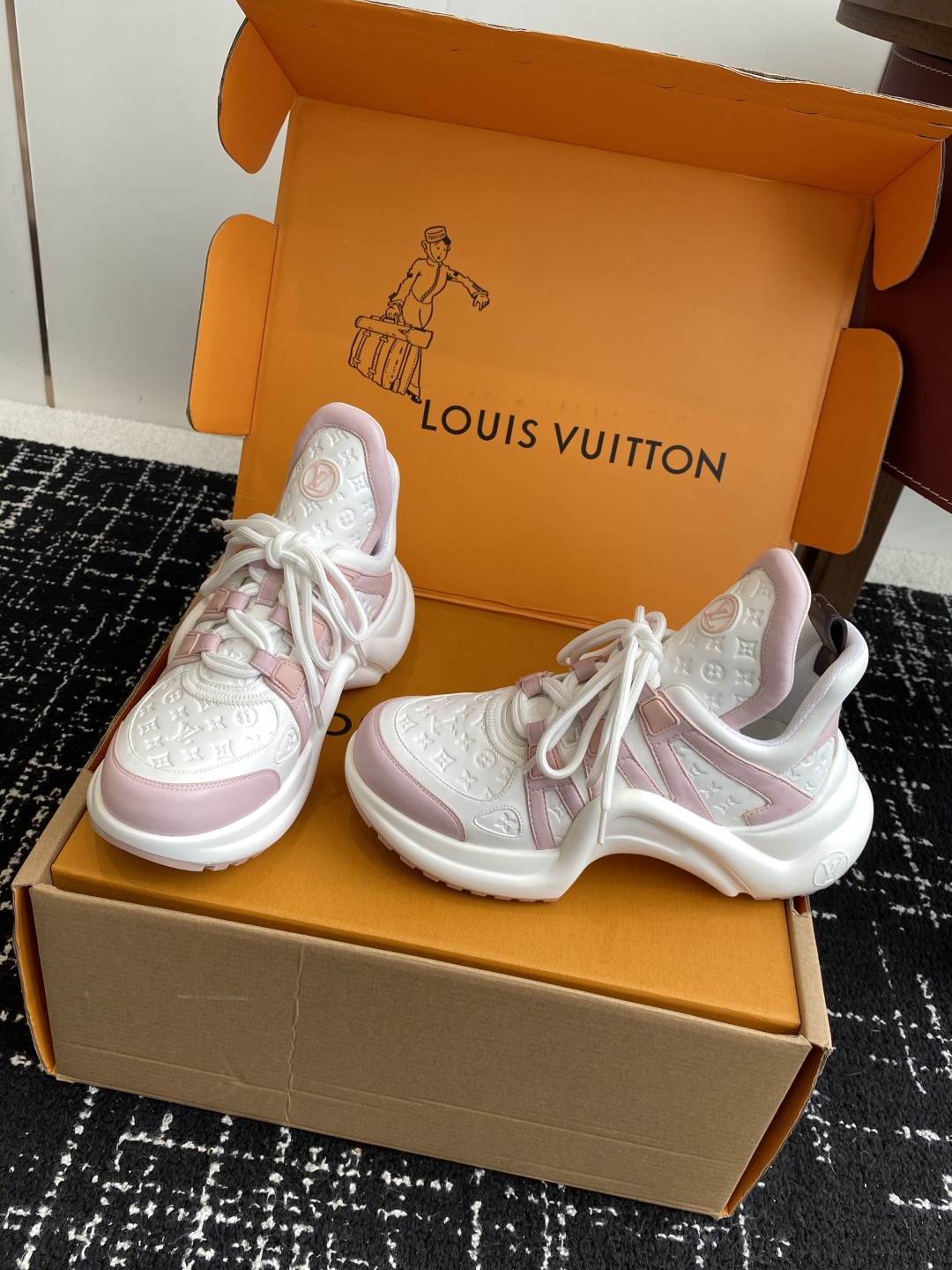 LOUIS VUITTON archlight sneaker pink/white