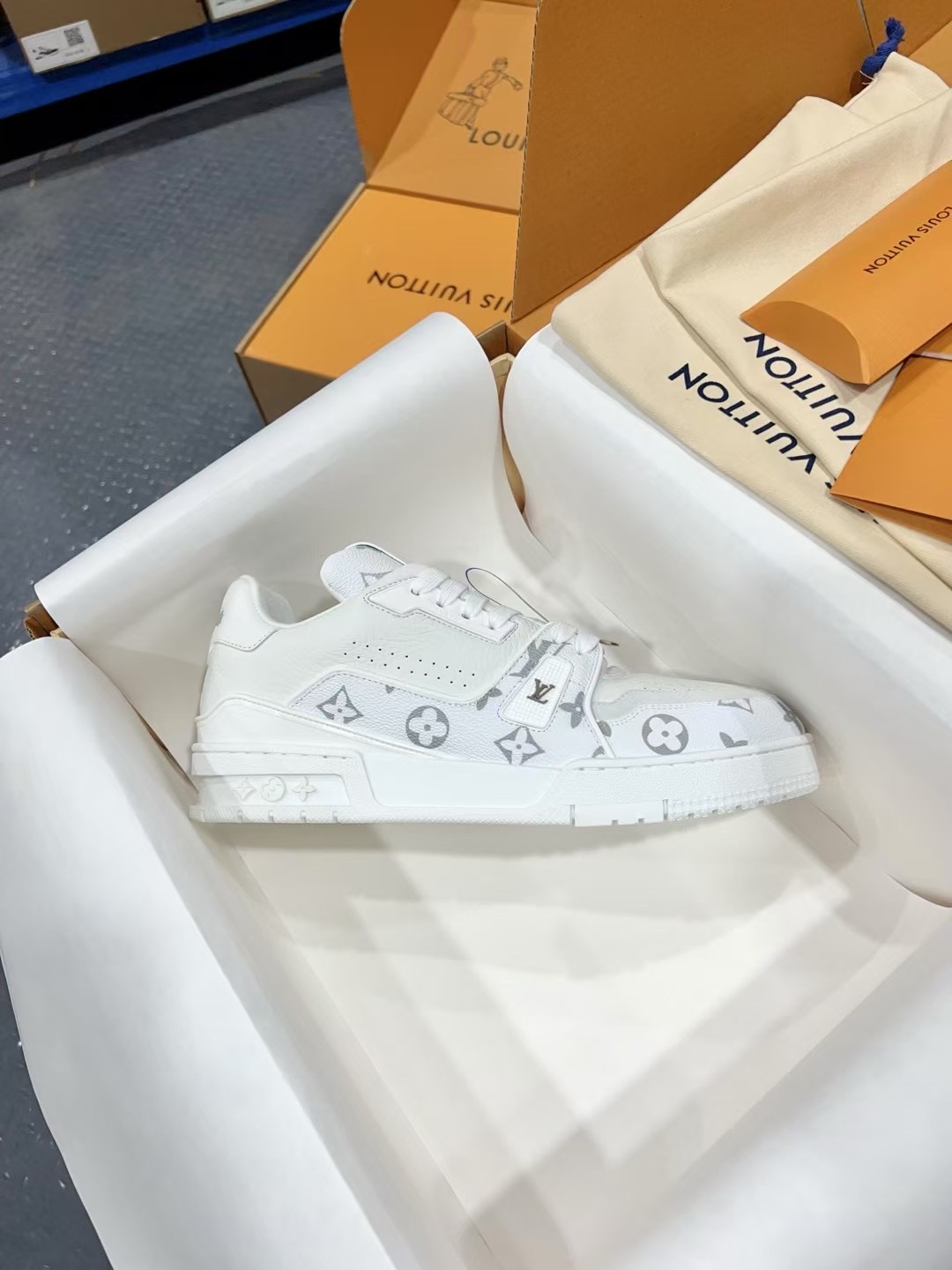 LOUIS VUITTON  LV Trainer LV148