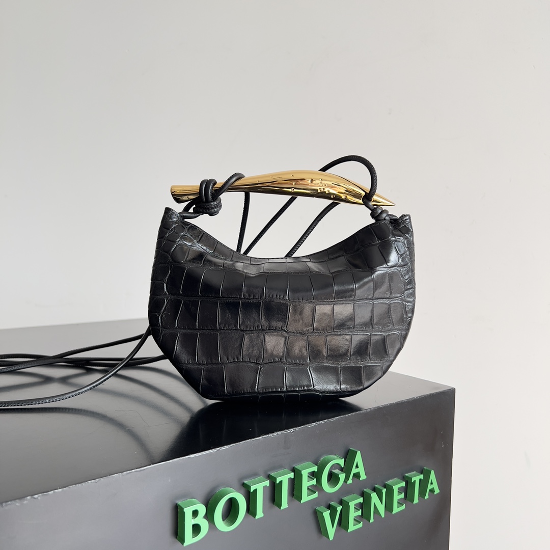 BOTTEGA VENETA Intrecciato Woven Leather Handbag 