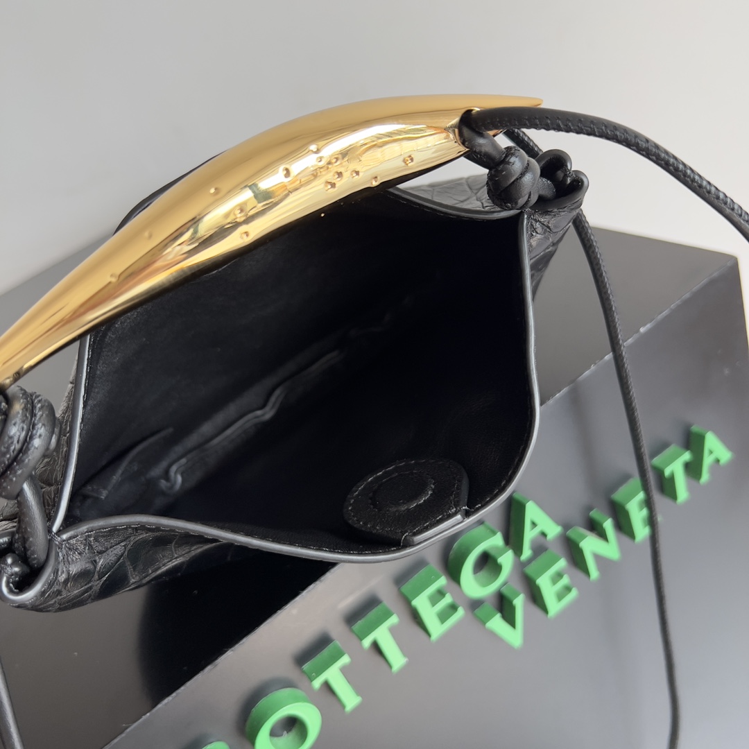 BOTTEGA VENETA Intrecciato Woven Leather Handbag 