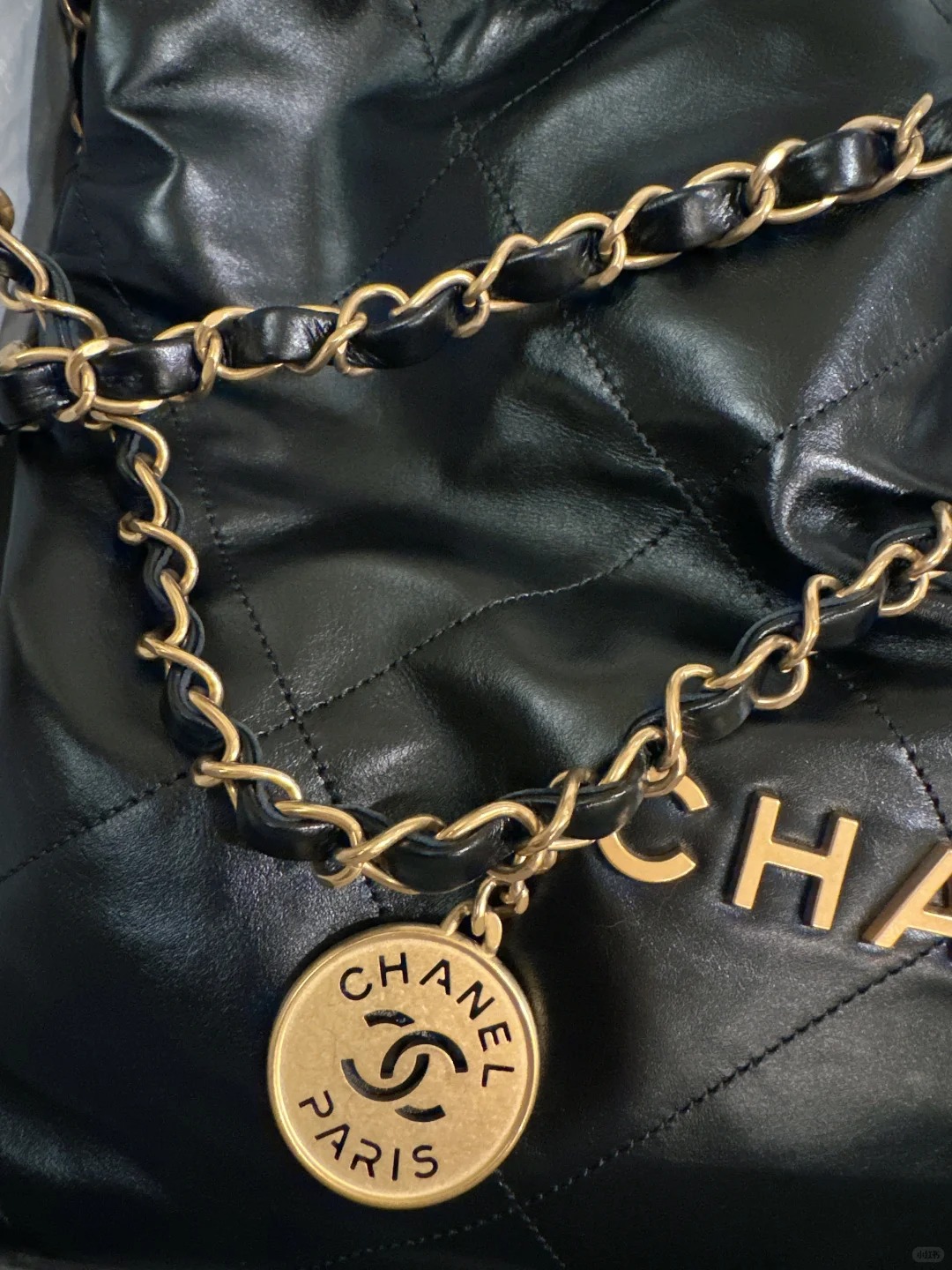 CHANEL 22 Handbag Shiny Calfskin & Gold-Tone Metal Black CHANEL 22 Handbag Shiny Calfskin & Gold-Tone Metal Black