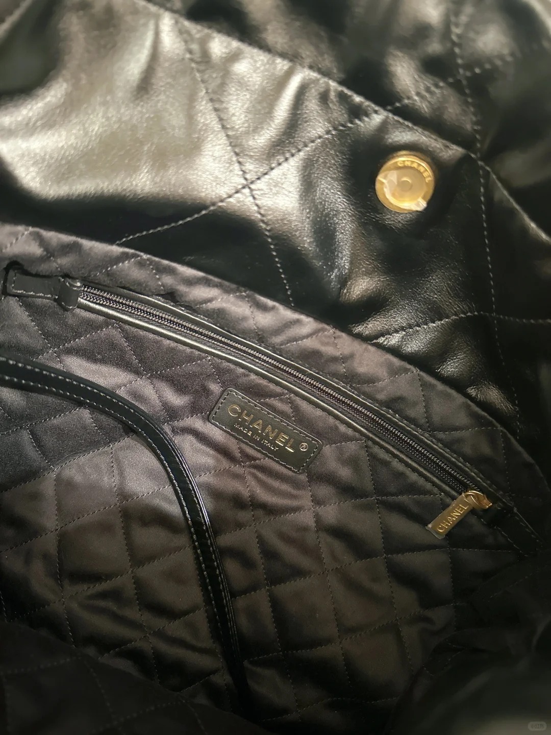 CHANEL 22 Handbag Shiny Calfskin & Gold-Tone Metal Black CHANEL 22 Handbag Shiny Calfskin & Gold-Tone Metal Black