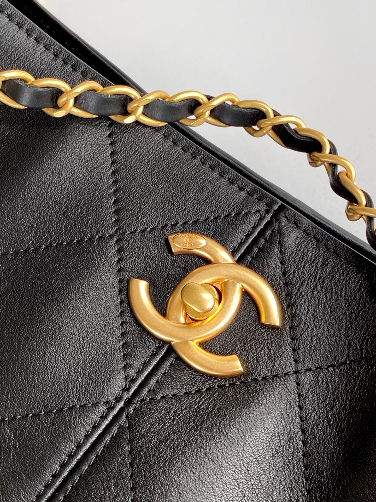 CHANEL Shopping bag, Calfskin & gold-tone metal, black