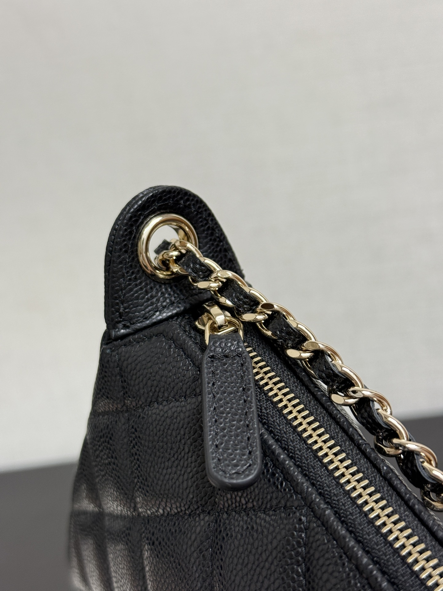 CHANELCaviar Quilted Purse With Chain Black