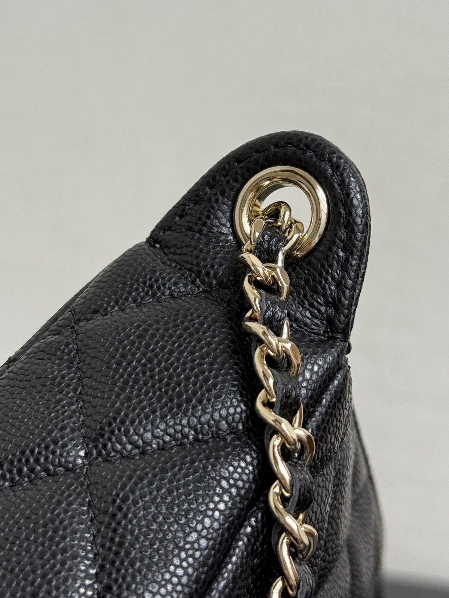 CHANELCaviar Quilted Purse With Chain Black