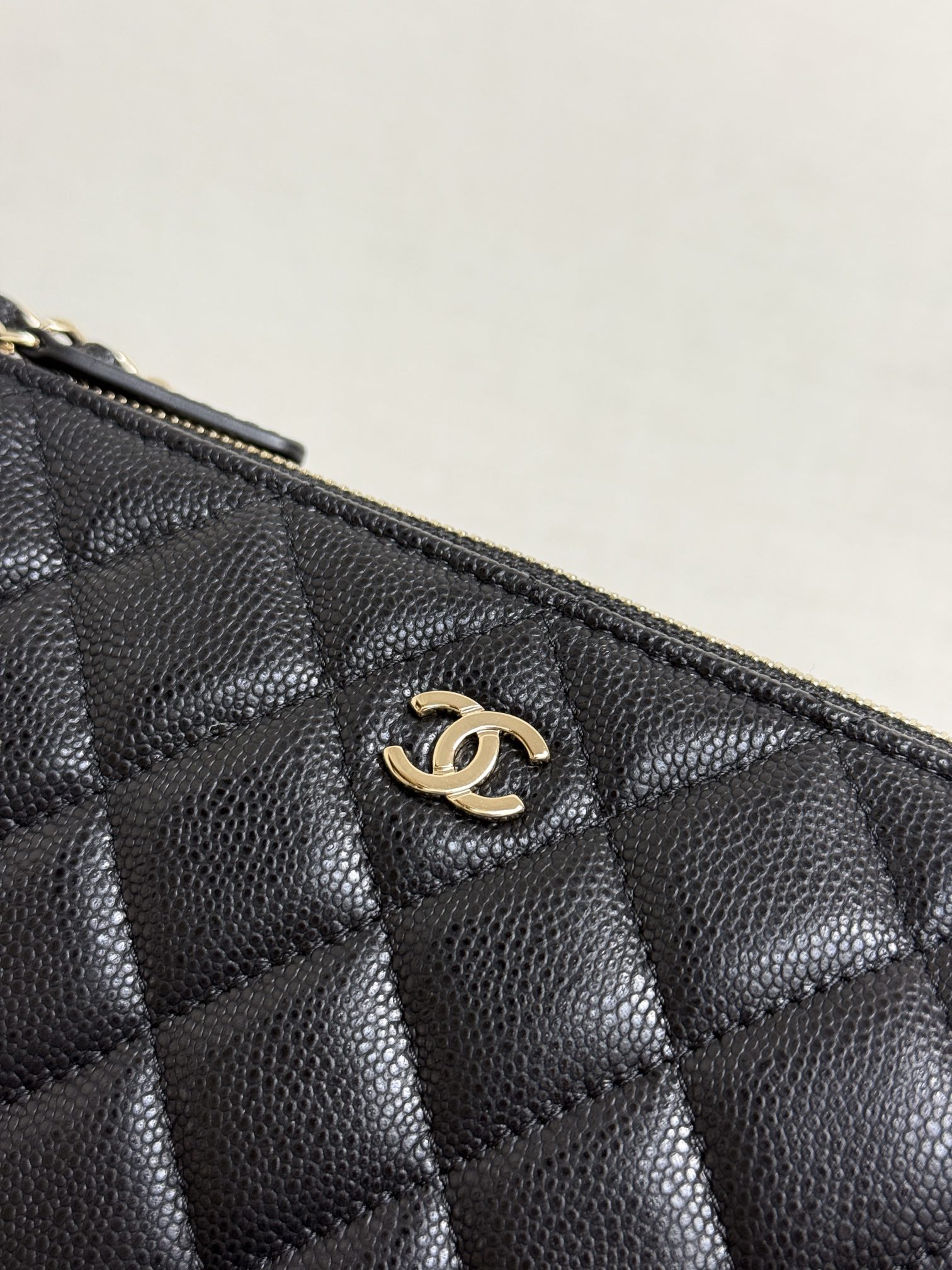 CHANELCaviar Quilted Purse With Chain Black