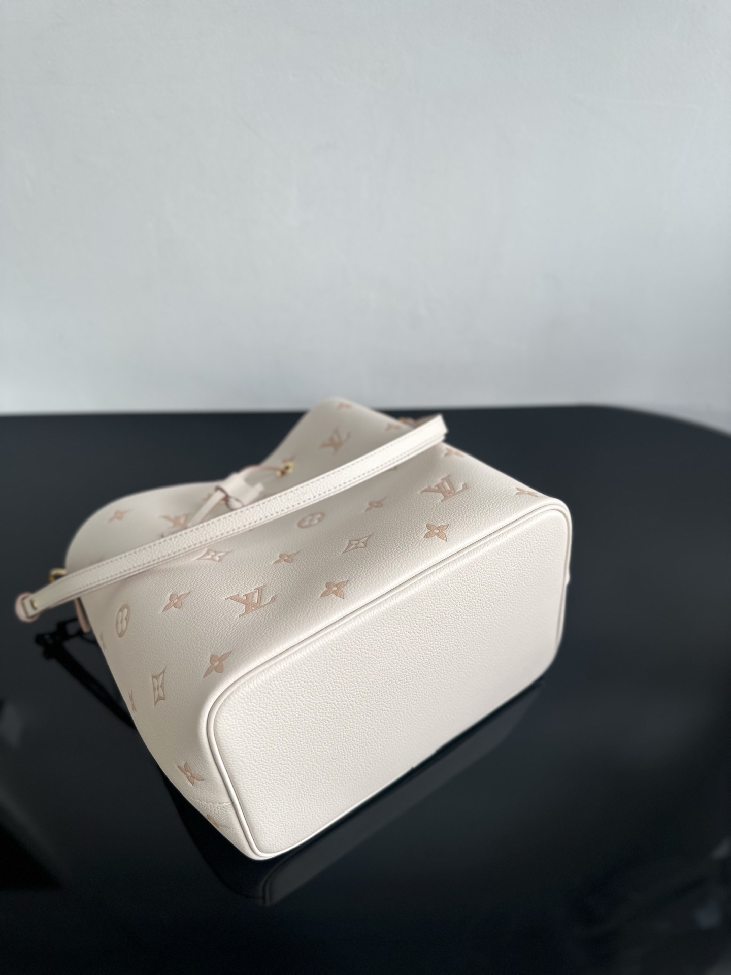 LOUIS VUITTON NeoNoe M14401 LOUIS VUITTON NeoNoe M14401