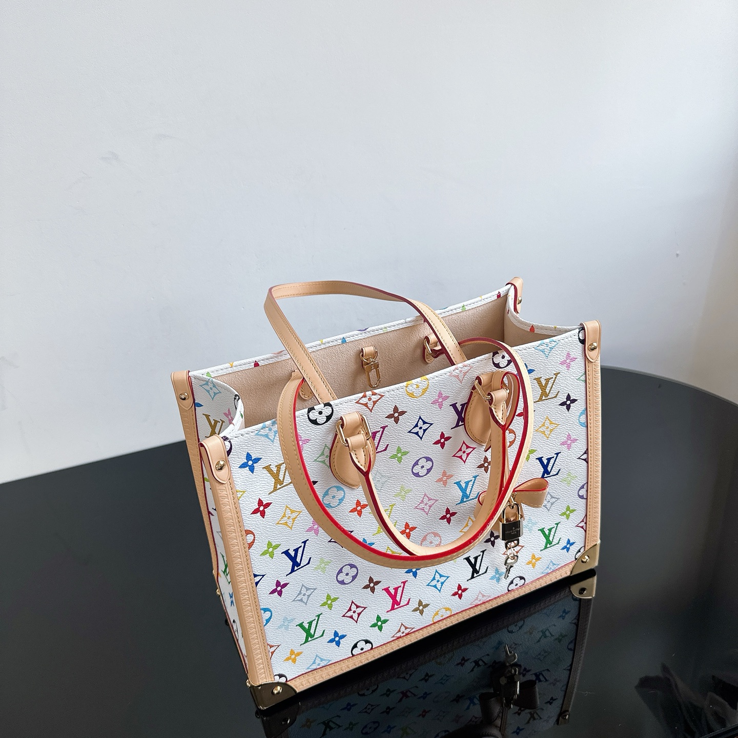 LOUIS VUITTON OnTheGo M13079