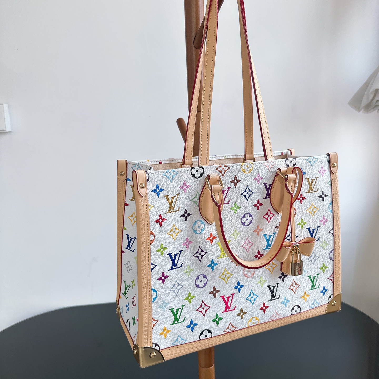 LOUIS VUITTON OnTheGo M13079 LOUIS VUITTON OnTheGo M13079
