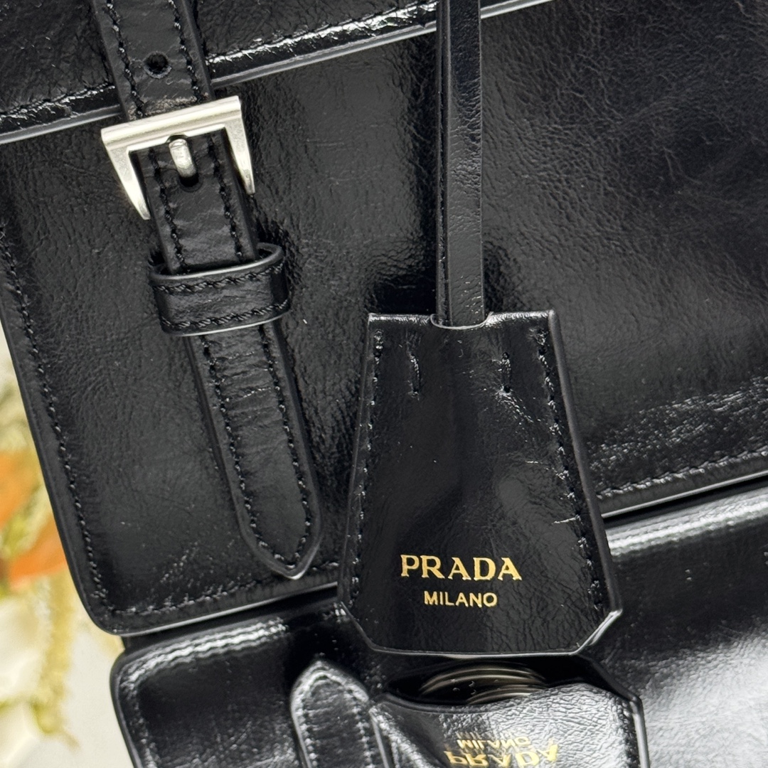 PRADA FROM THE RUNWAY Medium leather handbag AED 16,000