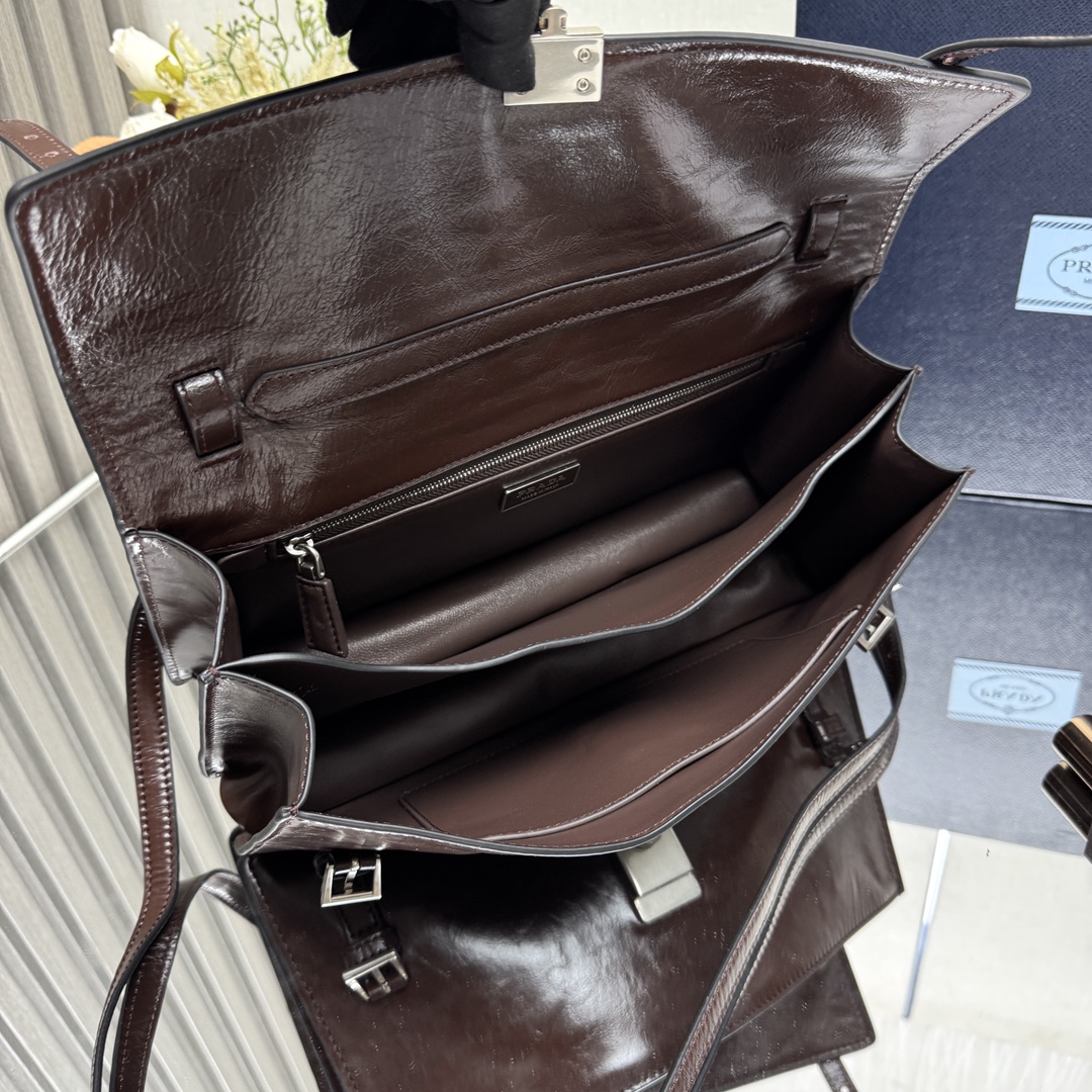 PRADA FROM THE RUNWAY Medium leather handbag AED 16,000