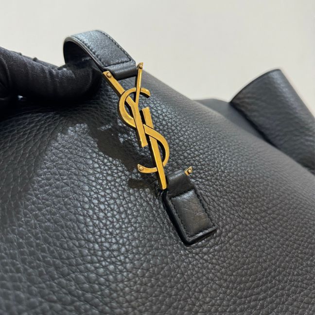 SAINT LAURENT le 5 à 7 bea in grained leather Handbag SAINT LAURENT le 5 à 7 bea in grained leather Handbag