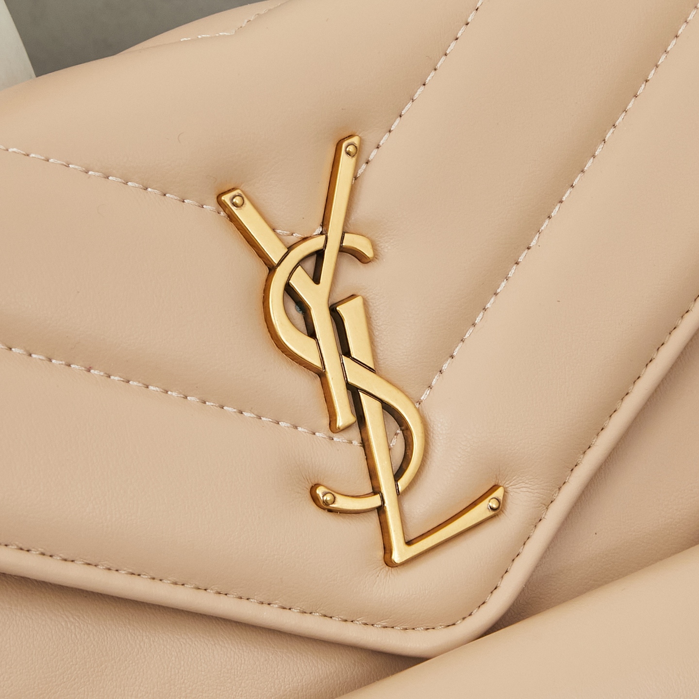SAINT LAURENT LouLou Leather Handbag 6146 SAINT LAURENT LouLou Leather Handbag 6146