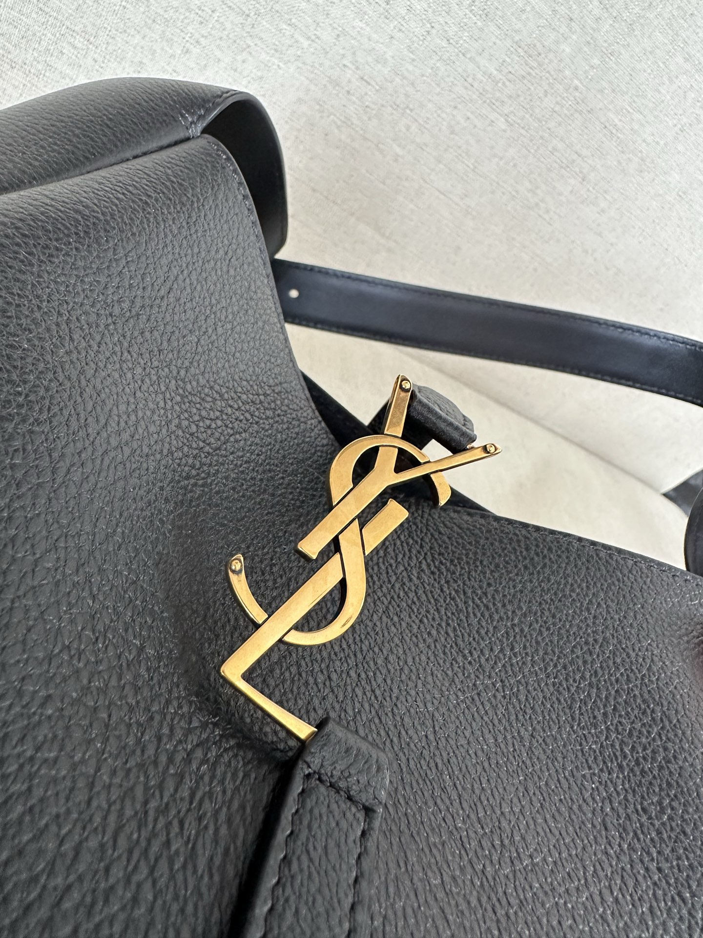 SAINT LAURENT  LE 5 À 7 supple Handbag in grained leather 