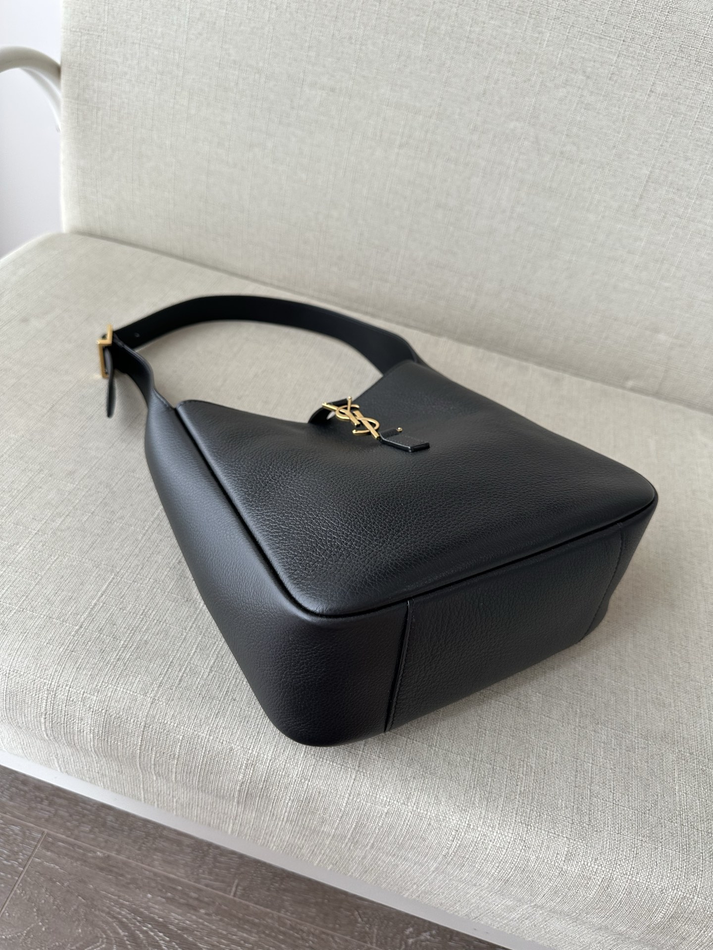 SAINT LAURENT  LE 5 À 7 supple Handbag in grained leather 