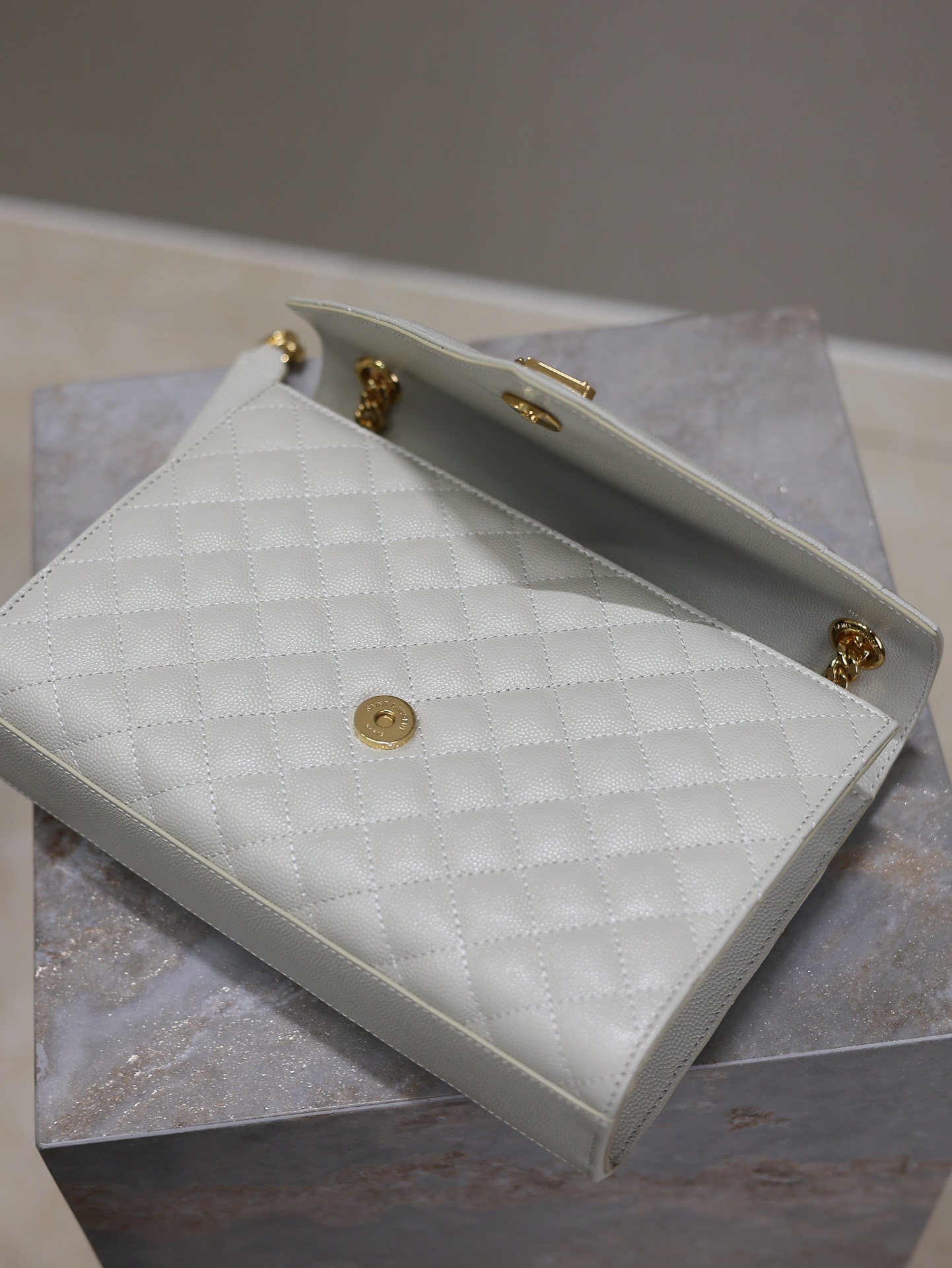 SAINT LAURENTENVELOPE MEDIUM IN QUILTED GRAIN DE POUDRE EMBOSSED LEATHER 